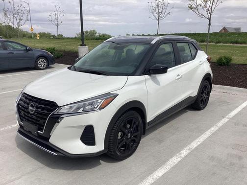 Aspen White / Super Black 2023 Nissan Kicks SV