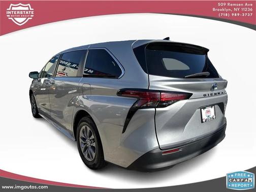 2022 Toyota Sienna LE