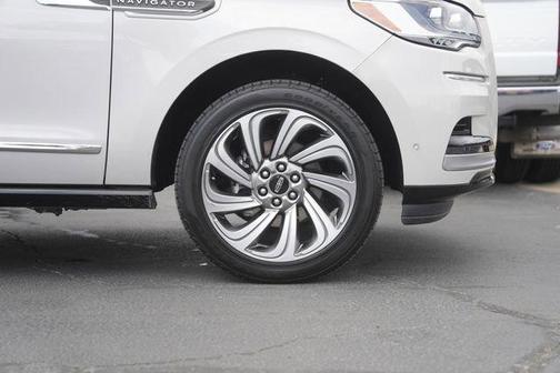 Pearl Metallic 2023 Lincoln Navigator L Reserve