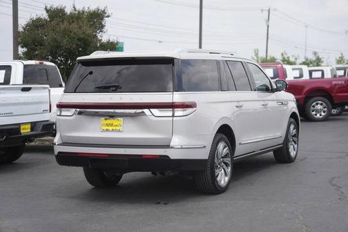 Pearl Metallic 2023 Lincoln Navigator L Reserve