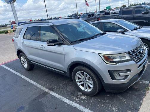 Ingot Silver 2017 Ford Explorer XLT