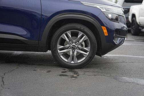 Dark Ocean Blue / White Roof 2023 Kia Seltos S