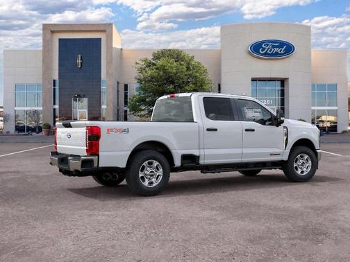 Oxford White 2027 Ford F-350 XLT