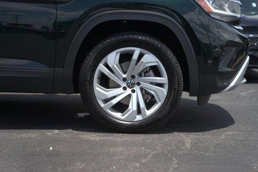 Racing Green 2022 Volkswagen Atlas 3.6L SE w/Technology