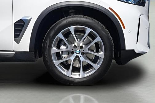 Mineral White Metallic 2024 BMW X5 sDrive40i