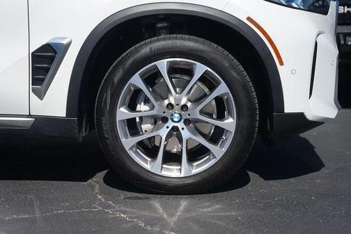 Mineral White Metallic 2024 BMW X5 sDrive40i