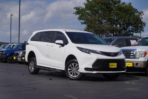 2025 Toyota Sienna LE