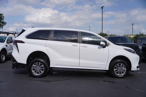 2025 Toyota Sienna LE