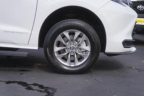 2025 Toyota Sienna LE