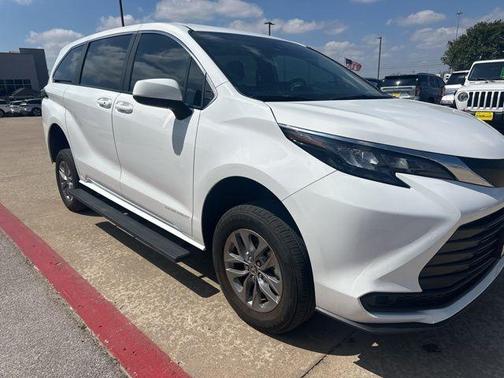 2025 Toyota Sienna LE