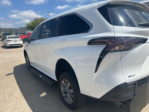 2025 Toyota Sienna LE