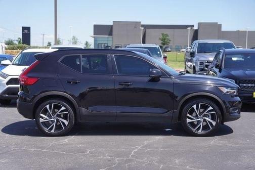 Onyx Black Metallic 2020 Volvo XC40 T5 R-Design
