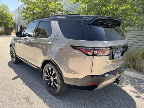 Lantau Bronze Metallic 2026 Land Rover Discovery Dynamic SE