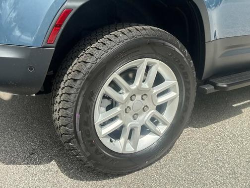 2025 Land Rover Defender S