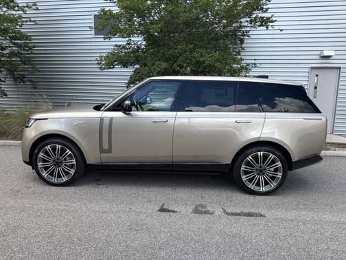 Batumi Gold Premium Metallic 2026 Land Rover Range Rover SE