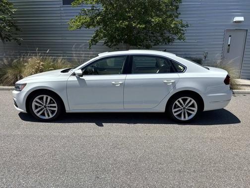 Pure White 2018 Volkswagen Passat 2.0T SE