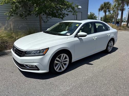 Pure White 2018 Volkswagen Passat 2.0T SE