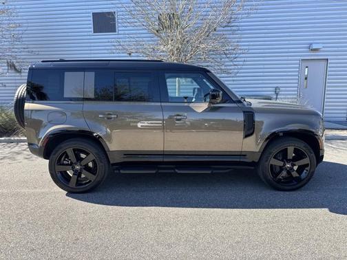 2025 Land Rover Defender X-Dynamic SE