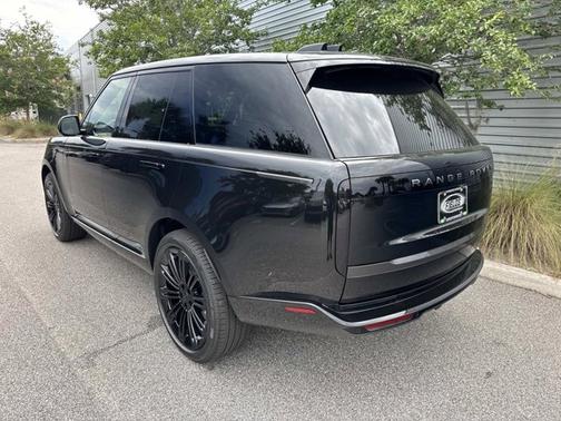 Santorini Black Metallic 2026 Land Rover Range Rover SE