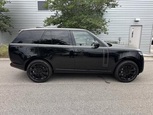 Santorini Black Metallic 2026 Land Rover Range Rover SE