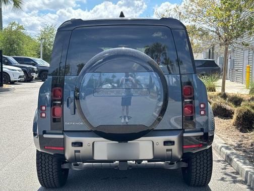 2025 Land Rover Defender X-Dynamic SE