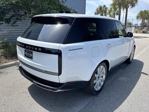 Fuji White 2026 Land Rover Range Rover SE