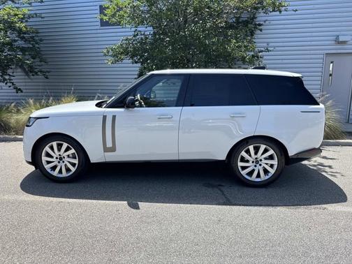 Fuji White 2026 Land Rover Range Rover SE