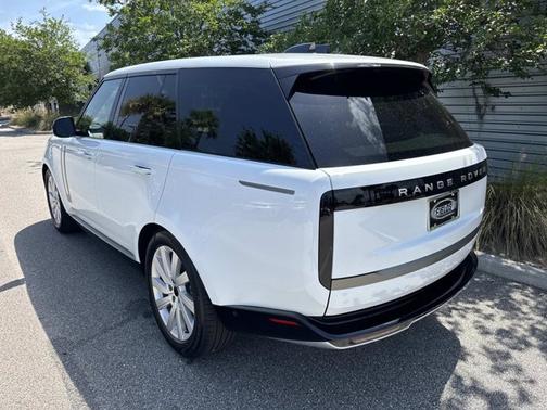 Fuji White 2026 Land Rover Range Rover SE
