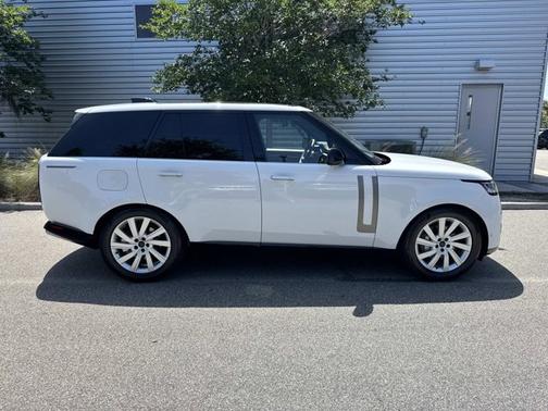 Fuji White 2026 Land Rover Range Rover SE