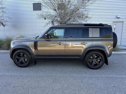 2022 Land Rover Defender SE