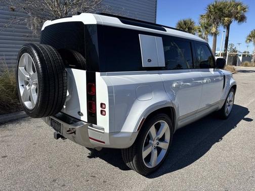 2023 Land Rover Defender SE