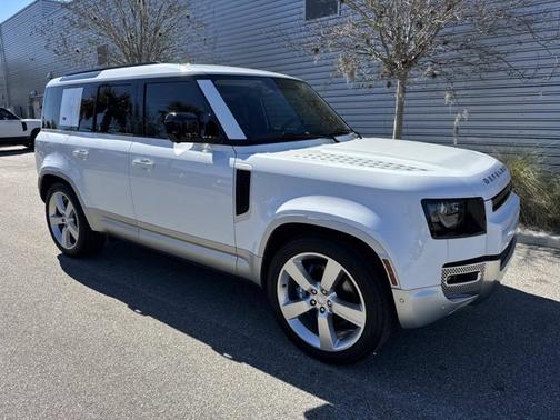 2023 Land Rover Defender SE