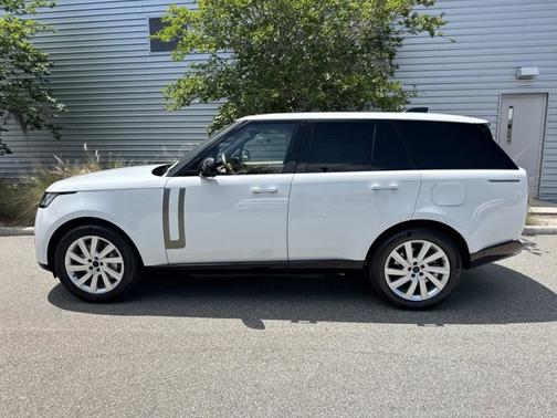 Fuji White 2026 Land Rover Range Rover SE