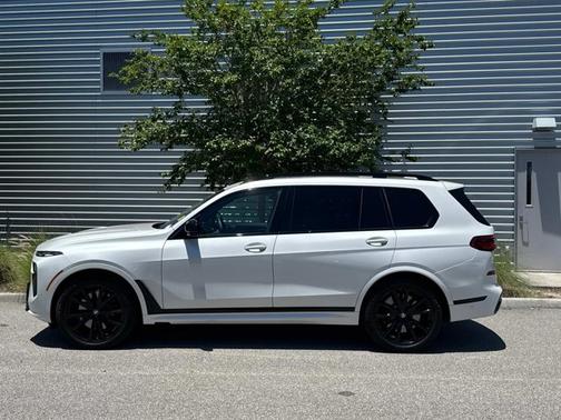 2025 BMW X7 M60i