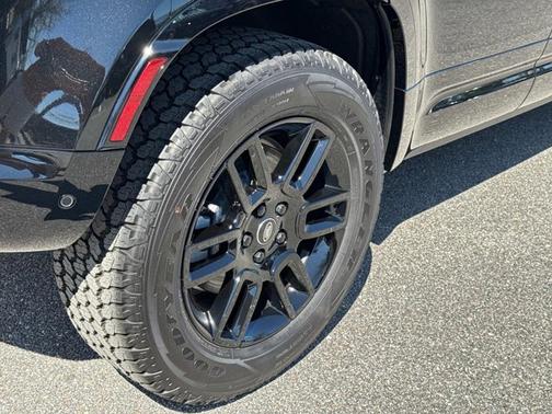 2025 Land Rover Defender X-Dynamic SE