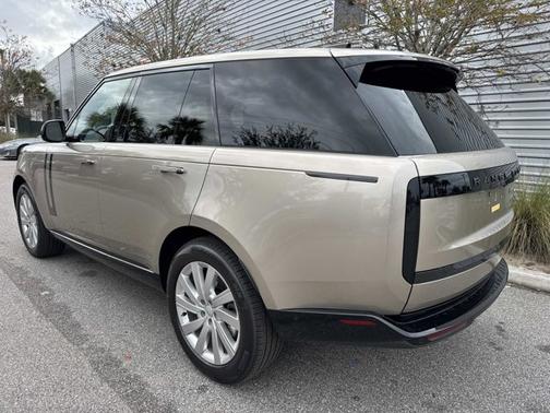 2025 Land Rover Range Rover SE