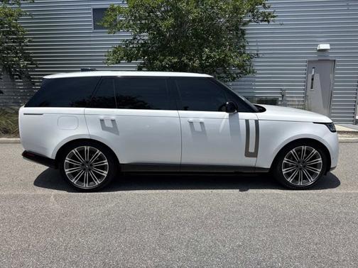 Fuji White 2025 Land Rover Range Rover SE