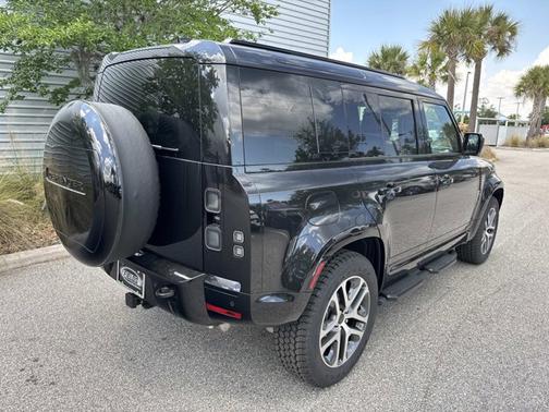 Santorini Black Metallic 2026 Land Rover Defender X-Dynamic SE