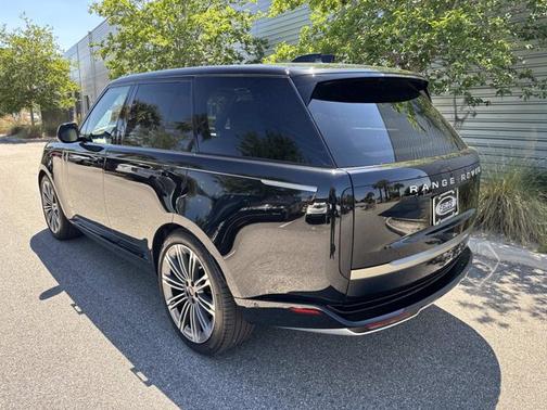Santorini Black Metallic 2026 Land Rover Range Rover SE