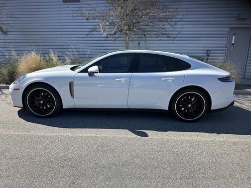 2023 Porsche Panamera 