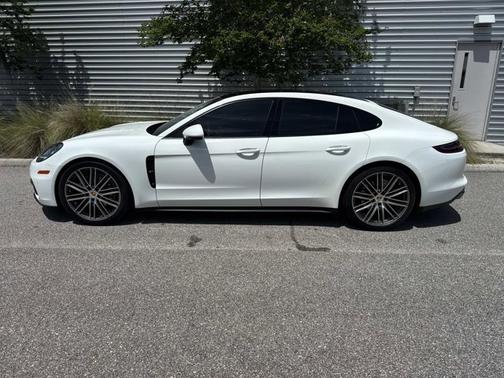 Carrara White Metallic 2018 Porsche Panamera 4