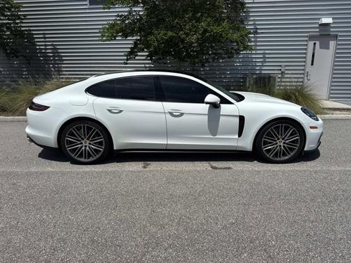 Carrara White Metallic 2018 Porsche Panamera 4
