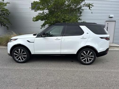 White 2025 Land Rover Discovery Dynamic SE