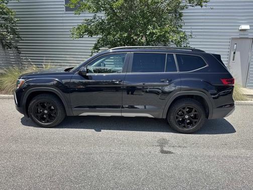 Deep Black 2024 Volkswagen Atlas 2.0T Peak Edition SE w/Technology