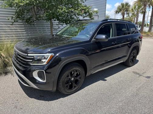 Deep Black 2024 Volkswagen Atlas 2.0T Peak Edition SE w/Technology