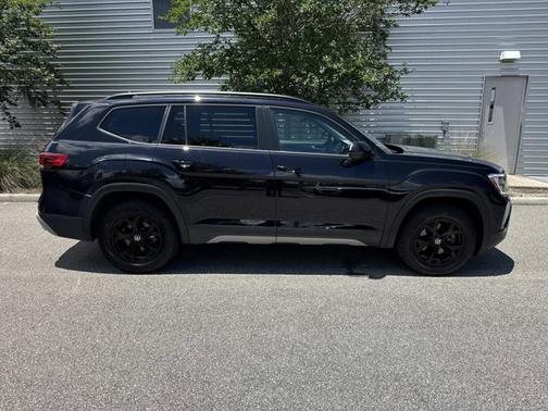 Deep Black 2024 Volkswagen Atlas 2.0T Peak Edition SE w/Technology
