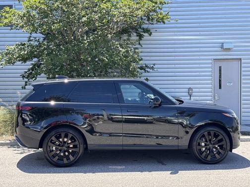 Santorini Black Metallic 2026 Land Rover Range Rover Sport SE