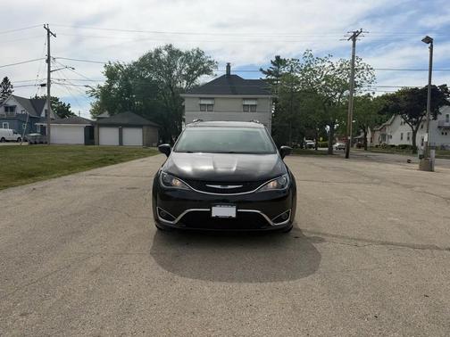 Brilliant Black Crystal Pearlcoat 2018 Chrysler Pacifica Touring-L