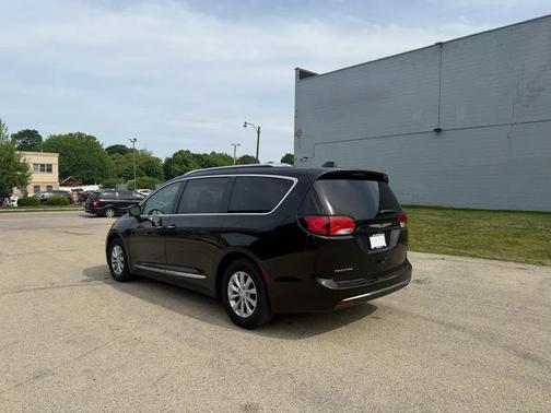 Brilliant Black Crystal Pearlcoat 2018 Chrysler Pacifica Touring-L