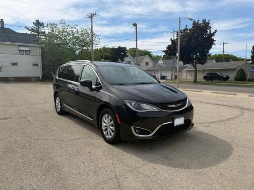 Brilliant Black Crystal Pearlcoat 2018 Chrysler Pacifica Touring-L
